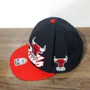 💲 5.00 Chicago Bulls Vintage Hardwood Classics Black and Red Cap